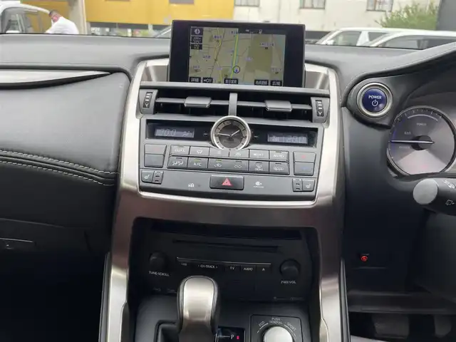 レクサス ＮＸ 300h Iパッケージ 和歌山県 2014(平26)年 11.8万km ソニッククォーツ 純正ナビ/（AM/FM/DVD/CD/USB/Bluetooth/フルセグTV/AUX）/パノラミックビューモニター/プリクラッシュセーフティ/レーンディパーチャーアシスト/レーダークルーズコントロール/レザーシート/D/Nパワーシート/D/Nシートヒーター/ステアリングヒーター/パワーバックドア/ブラインドスポットモニター/パワーシート/電動パーキングブレーキ/オートホールド機能/スマートキー/カードキー有/取説、保証書