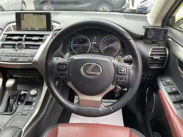 レクサス ＮＸ 300h Iパッケージ 和歌山県 2014(平26)年 11.8万km ソニッククォーツ 純正ナビ/（AM/FM/DVD/CD/USB/Bluetooth/フルセグTV/AUX）/パノラミックビューモニター/プリクラッシュセーフティ/レーンディパーチャーアシスト/レーダークルーズコントロール/レザーシート/D/Nパワーシート/D/Nシートヒーター/ステアリングヒーター/パワーバックドア/ブラインドスポットモニター/パワーシート/電動パーキングブレーキ/オートホールド機能/スマートキー/カードキー有/取説、保証書