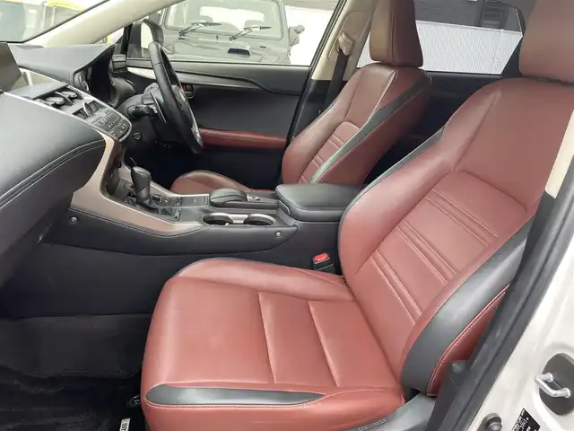 レクサス ＮＸ 300h Iパッケージ 和歌山県 2014(平26)年 11.8万km ソニッククォーツ 純正ナビ/（AM/FM/DVD/CD/USB/Bluetooth/フルセグTV/AUX）/パノラミックビューモニター/プリクラッシュセーフティ/レーンディパーチャーアシスト/レーダークルーズコントロール/レザーシート/D/Nパワーシート/D/Nシートヒーター/ステアリングヒーター/パワーバックドア/ブラインドスポットモニター/パワーシート/電動パーキングブレーキ/オートホールド機能/スマートキー/カードキー有/取説、保証書