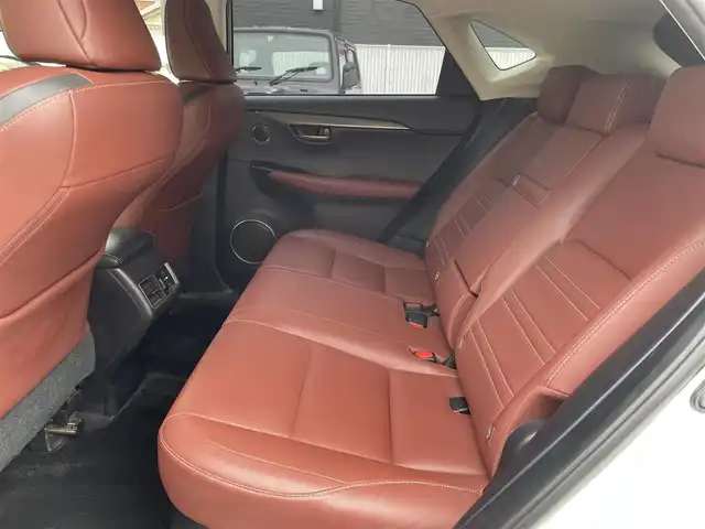 レクサス ＮＸ 300h Iパッケージ 和歌山県 2014(平26)年 11.8万km ソニッククォーツ 純正ナビ/（AM/FM/DVD/CD/USB/Bluetooth/フルセグTV/AUX）/パノラミックビューモニター/プリクラッシュセーフティ/レーンディパーチャーアシスト/レーダークルーズコントロール/レザーシート/D/Nパワーシート/D/Nシートヒーター/ステアリングヒーター/パワーバックドア/ブラインドスポットモニター/パワーシート/電動パーキングブレーキ/オートホールド機能/スマートキー/カードキー有/取説、保証書