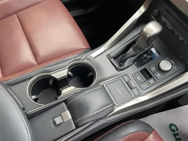レクサス ＮＸ 300h Iパッケージ 和歌山県 2014(平26)年 11.8万km ソニッククォーツ 純正ナビ/（AM/FM/DVD/CD/USB/Bluetooth/フルセグTV/AUX）/パノラミックビューモニター/プリクラッシュセーフティ/レーンディパーチャーアシスト/レーダークルーズコントロール/レザーシート/D/Nパワーシート/D/Nシートヒーター/ステアリングヒーター/パワーバックドア/ブラインドスポットモニター/パワーシート/電動パーキングブレーキ/オートホールド機能/スマートキー/カードキー有/取説、保証書