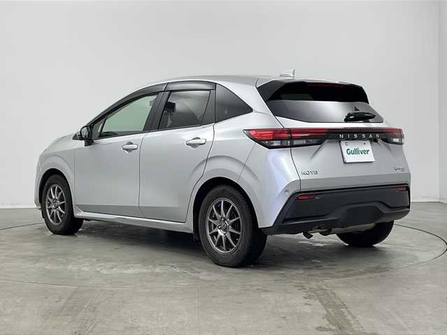 日産 ノート X FOUR 新潟県 2023(令5)年 2万km ブリリアントシルバー ワンオーナー/純正メーカーOPナビ/アラウンドビューモニター/フルセグTV/Bluetooth/エマージェンシーブレーキ/車線逸脱警報システム/ブラインドスポットモニター/前後コーナーセンサー/置くだけ充電/デジタルインナーミラー/ビルトインETC2.0/ドライブレコーダー/革巻き/ステアリングスイッチ/アイドリングストップ/プッシュスタート/社外15インチAW/純正フロアマット/保証書/取扱説明書/スペアキー×1