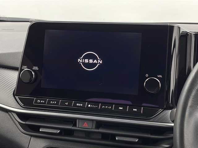 日産 ノート X FOUR 新潟県 2023(令5)年 2万km ブリリアントシルバー ワンオーナー/純正メーカーOPナビ/アラウンドビューモニター/フルセグTV/Bluetooth/エマージェンシーブレーキ/車線逸脱警報システム/ブラインドスポットモニター/前後コーナーセンサー/置くだけ充電/デジタルインナーミラー/ビルトインETC2.0/ドライブレコーダー/革巻き/ステアリングスイッチ/アイドリングストップ/プッシュスタート/社外15インチAW/純正フロアマット/保証書/取扱説明書/スペアキー×1