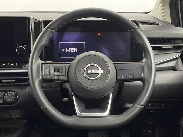 日産 ノート X FOUR 新潟県 2023(令5)年 2万km ブリリアントシルバー ワンオーナー/純正メーカーOPナビ/アラウンドビューモニター/フルセグTV/Bluetooth/エマージェンシーブレーキ/車線逸脱警報システム/ブラインドスポットモニター/前後コーナーセンサー/置くだけ充電/デジタルインナーミラー/ビルトインETC2.0/ドライブレコーダー/革巻き/ステアリングスイッチ/アイドリングストップ/プッシュスタート/社外15インチAW/純正フロアマット/保証書/取扱説明書/スペアキー×1