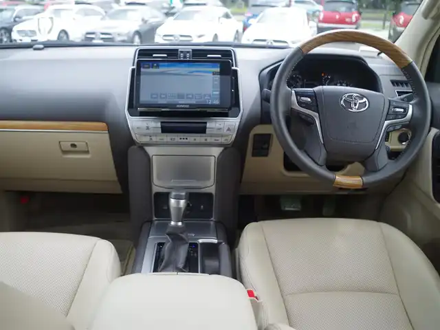 トヨタ ランドクルーザー プラド TX Lパッケージ 千葉県 2023(令5)年 1.6万km ホワイトパールクリスタルシャイン Toyota Safety Sense/・プリクラッシュセーフティ/・レーンディパーチャーアラート/・オートハイビーム/・レーダークルーズコントロール/ムーンルーフ/ベージュレザーシート/前席パワーシート/エアシート/シートヒーター/リア電動リクライニングシート/社外メモリーナビ/地デジTV/【DVD/CD再生機能　Bluetooth接続】/バックカメラ/リバース連動ドアミラー（左/右）/コンビハンドル/ステアリングスイッチ/ETC/LEDヘッドライト/フォグライト/ウインカーミラー/クリアランスソナー/純正19インチアルミホイル/サイド/カーテンエアバッグ/スマートキー