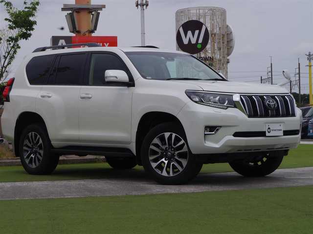 トヨタ ランドクルーザー プラド TX Lパッケージ 千葉県 2023(令5)年 1.6万km ホワイトパールクリスタルシャイン Toyota Safety Sense/・プリクラッシュセーフティ/・レーンディパーチャーアラート/・オートハイビーム/・レーダークルーズコントロール/ムーンルーフ/ベージュレザーシート/前席パワーシート/エアシート/シートヒーター/リア電動リクライニングシート/社外メモリーナビ/地デジTV/【DVD/CD再生機能　Bluetooth接続】/バックカメラ/リバース連動ドアミラー（左/右）/コンビハンドル/ステアリングスイッチ/ETC/LEDヘッドライト/フォグライト/ウインカーミラー/クリアランスソナー/純正19インチアルミホイル/サイド/カーテンエアバッグ/スマートキー