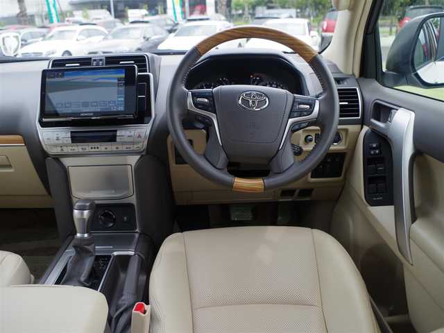 トヨタ ランドクルーザー プラド TX Lパッケージ 千葉県 2023(令5)年 1.6万km ホワイトパールクリスタルシャイン Toyota Safety Sense/・プリクラッシュセーフティ/・レーンディパーチャーアラート/・オートハイビーム/・レーダークルーズコントロール/ムーンルーフ/ベージュレザーシート/前席パワーシート/エアシート/シートヒーター/リア電動リクライニングシート/社外メモリーナビ/地デジTV/【DVD/CD再生機能　Bluetooth接続】/バックカメラ/リバース連動ドアミラー（左/右）/コンビハンドル/ステアリングスイッチ/ETC/LEDヘッドライト/フォグライト/ウインカーミラー/クリアランスソナー/純正19インチアルミホイル/サイド/カーテンエアバッグ/スマートキー