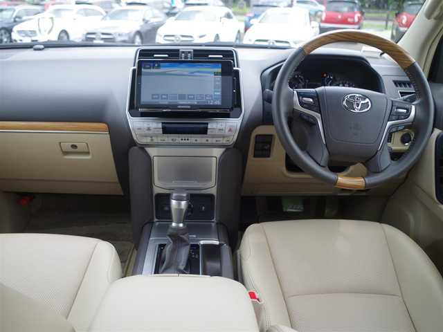 トヨタ ランドクルーザー プラド TX Lパッケージ 茨城県 2023(令5)年 1.6万km ホワイトパールクリスタルシャイン Toyota Safety Sense/・プリクラッシュセーフティ/・レーンディパーチャーアラート/・オートハイビーム/・レーダークルーズコントロール/ムーンルーフ/ベージュレザーシート/前席パワーシート/エアシート/シートヒーター/リア電動リクライニングシート/9インチ社外メモリーナビ/地デジTV/【DVD/CD再生機能　Bluetooth接続】/バックカメラ/リバース連動ドアミラー（左/右）/コンビハンドル/ステアリングスイッチ/ETC/LEDヘッドライト/フォグライト/ウインカーミラー/クリアランスソナー/純正19インチアルミホイル/サイド/カーテンエアバッグ/スマートキー