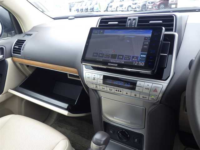 トヨタ ランドクルーザー プラド TX Lパッケージ 茨城県 2023(令5)年 1.6万km ホワイトパールクリスタルシャイン Toyota Safety Sense/・プリクラッシュセーフティ/・レーンディパーチャーアラート/・オートハイビーム/・レーダークルーズコントロール/ムーンルーフ/ベージュレザーシート/前席パワーシート/エアシート/シートヒーター/リア電動リクライニングシート/9インチ社外メモリーナビ/地デジTV/【DVD/CD再生機能　Bluetooth接続】/バックカメラ/リバース連動ドアミラー（左/右）/コンビハンドル/ステアリングスイッチ/ETC/LEDヘッドライト/フォグライト/ウインカーミラー/クリアランスソナー/純正19インチアルミホイル/サイド/カーテンエアバッグ/スマートキー