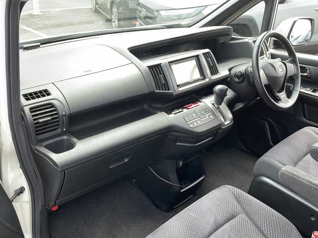 ホンダ ステップワゴン スパーダ Z 青森県 2010(平22)年 7.6万km プレミアムホワイトパール 4WD/社外HDDナビ・フルセグTV/バックカメラ/両側パワースライドドア/横滑り防止機能/パドルシフト/ワイパーデアイサー/前方ドライブレコーダー/ETC/HIDヘッドライト/フォグライト/ウインカーミラー/純正16インチアルミ/スマートキー