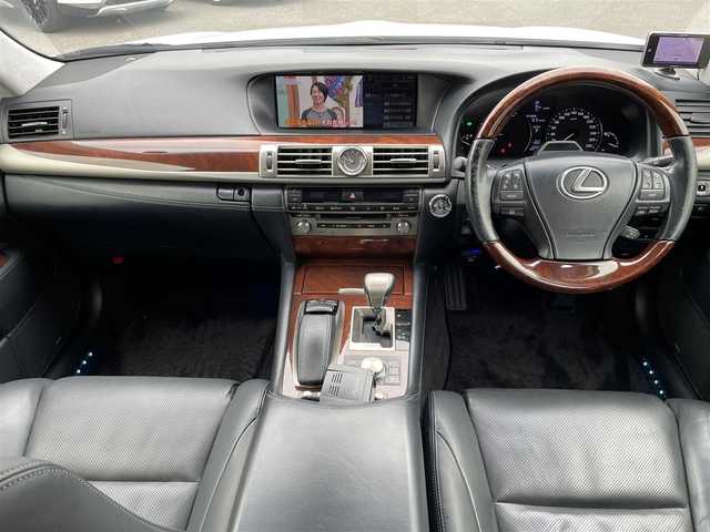 レクサス ＬＳ 600h バージョンC Iパック 道央・札幌 2014(平26)年 12.8万km ホワイトパールクリスタルシャイン 登録時走行距離127672km/　4　W　D　/純正メモリナビ（CD/DVD/FM/AM/BT)/フルセグ(走行中視聴不可)/バックカメラ/ウィンカーミラー/クルーズコントロール（追従走行あり）/サンルーフ/ドアバイザー/プッシュスタート/ビルトインETC/ローダウン/MTモード付AT/パーキングアシスト/電動リアゲート/ドライブレコーダー/純正フロアマット/パワーシート（運転席/助手席）/シートヒーター(運転席/助手席）/エアシート（運転席/助手席）/横滑り防止装置/コーナーセンサー/レーンキープアシスト/盗難防止装置/オートライト/オートマチックハイビーム/カーテンエアバッグ/フォグランプ/リアフォグランプ/ステアリングスイッチ/ブラインドスポットモニター/EV/SNOW/ECO/SPORTモード/ステアリングヒーター/シートメモリ/ミラーヒーター/自動防眩ミラー/積込冬タイヤ/（純正AW/245/45/R19/23年製/溝6ｍｍ）