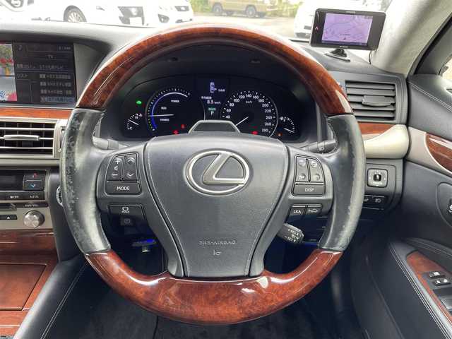 レクサス ＬＳ 600h バージョンC Iパック 道央・札幌 2014(平26)年 12.8万km ホワイトパールクリスタルシャイン 登録時走行距離127672km/　4　W　D　/純正メモリナビ（CD/DVD/FM/AM/BT)/フルセグ(走行中視聴不可)/バックカメラ/ウィンカーミラー/クルーズコントロール（追従走行あり）/サンルーフ/ドアバイザー/プッシュスタート/ビルトインETC/ローダウン/MTモード付AT/パーキングアシスト/電動リアゲート/ドライブレコーダー/純正フロアマット/パワーシート（運転席/助手席）/シートヒーター(運転席/助手席）/エアシート（運転席/助手席）/横滑り防止装置/コーナーセンサー/レーンキープアシスト/盗難防止装置/オートライト/オートマチックハイビーム/カーテンエアバッグ/フォグランプ/リアフォグランプ/ステアリングスイッチ/ブラインドスポットモニター/EV/SNOW/ECO/SPORTモード/ステアリングヒーター/シートメモリ/ミラーヒーター/自動防眩ミラー/積込冬タイヤ/（純正AW/245/45/R19/23年製/溝6ｍｍ）