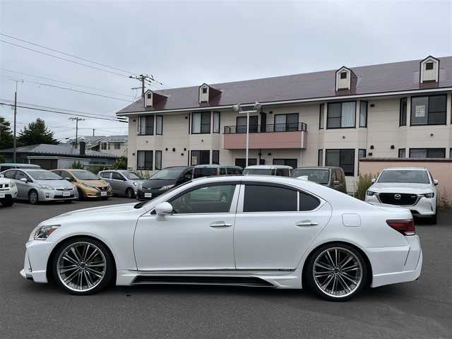 レクサス ＬＳ 600h バージョンC Iパック 道央・札幌 2014(平26)年 12.8万km ホワイトパールクリスタルシャイン 登録時走行距離127672km/　4　W　D　/純正メモリナビ（CD/DVD/FM/AM/BT)/フルセグ(走行中視聴不可)/バックカメラ/ウィンカーミラー/クルーズコントロール（追従走行あり）/サンルーフ/ドアバイザー/プッシュスタート/ビルトインETC/ローダウン/MTモード付AT/パーキングアシスト/電動リアゲート/ドライブレコーダー/純正フロアマット/パワーシート（運転席/助手席）/シートヒーター(運転席/助手席）/エアシート（運転席/助手席）/横滑り防止装置/コーナーセンサー/レーンキープアシスト/盗難防止装置/オートライト/オートマチックハイビーム/カーテンエアバッグ/フォグランプ/リアフォグランプ/ステアリングスイッチ/ブラインドスポットモニター/EV/SNOW/ECO/SPORTモード/ステアリングヒーター/シートメモリ/ミラーヒーター/自動防眩ミラー/積込冬タイヤ/（純正AW/245/45/R19/23年製/溝6ｍｍ）
