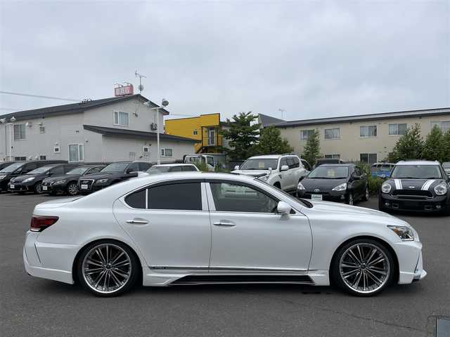 レクサス ＬＳ 600h バージョンC Iパック 道央・札幌 2014(平26)年 12.8万km ホワイトパールクリスタルシャイン 登録時走行距離127672km/　4　W　D　/純正メモリナビ（CD/DVD/FM/AM/BT)/フルセグ(走行中視聴不可)/バックカメラ/ウィンカーミラー/クルーズコントロール（追従走行あり）/サンルーフ/ドアバイザー/プッシュスタート/ビルトインETC/ローダウン/MTモード付AT/パーキングアシスト/電動リアゲート/ドライブレコーダー/純正フロアマット/パワーシート（運転席/助手席）/シートヒーター(運転席/助手席）/エアシート（運転席/助手席）/横滑り防止装置/コーナーセンサー/レーンキープアシスト/盗難防止装置/オートライト/オートマチックハイビーム/カーテンエアバッグ/フォグランプ/リアフォグランプ/ステアリングスイッチ/ブラインドスポットモニター/EV/SNOW/ECO/SPORTモード/ステアリングヒーター/シートメモリ/ミラーヒーター/自動防眩ミラー/積込冬タイヤ/（純正AW/245/45/R19/23年製/溝6ｍｍ）