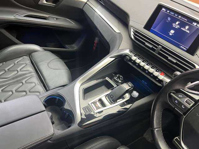 プジョー ５００８ GT ブルーHDi 千葉県 2019(令1)年 4.7万km パール ファーストクラスＰ　/ドライバースポーツＰパノラマＳＲ　/純正ナビ　/３６０°　/ＡＣＣ　/レザーシート　/シートヒーター　/リラクゼーション機能　/パワーシート　/ＬＥＤヘッドライト　/ハイビームアシスト