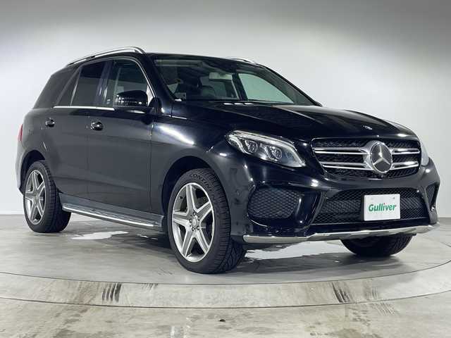 メルセデス・ベンツ ＧＬＥ３５０ｄ 4MATIC スポーツ 福岡県 2015(平27)年 6.4万km 黒 純正ナビ/・CD/DVD/BT/フルセグTV/・全方位モニター/サンルーフ/ハーマーカードン/アンビエントライト/クルーズコントロール/BSM/コーナーセンサー/革シート/・パワーシート（/N)/・シートヒーター（D/N)/パワーバックドア/革巻きステアリング/・ステアリングリモコン/・パドルシフト/ETC2.0/エンジンスターター/純正20インチアルミホイール/純正フロアマット