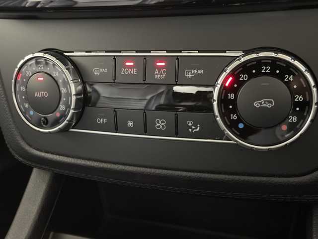メルセデス・ベンツ ＧＬＥ３５０ｄ 4MATIC スポーツ 福岡県 2015(平27)年 6.4万km 黒 純正ナビ/・CD/DVD/BT/フルセグTV/・全方位モニター/サンルーフ/ハーマーカードン/アンビエントライト/クルーズコントロール/BSM/コーナーセンサー/革シート/・パワーシート（/N)/・シートヒーター（D/N)/パワーバックドア/革巻きステアリング/・ステアリングリモコン/・パドルシフト/ETC2.0/エンジンスターター/純正20インチアルミホイール/純正フロアマット