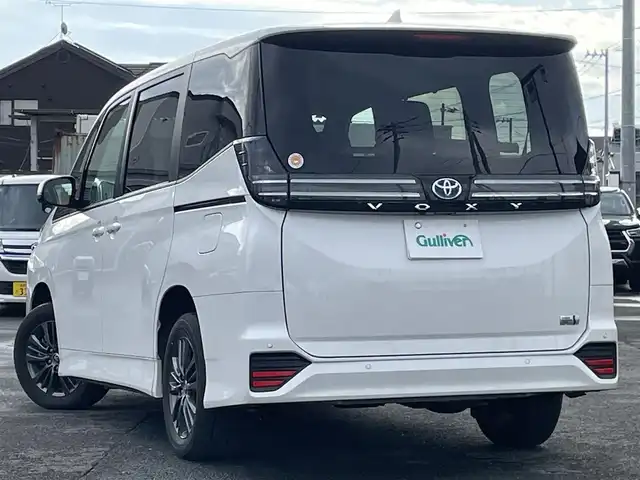トヨタ ヴォクシー ハイブリッド S－G 道央・札幌 2025(令7)年 1.6万km ホワイトパールクリスタルシャイン ４WD/寒冷地仕様/純正ディスプレイオーディオ（ナビ付）/AM/FM/BT/トヨタセーフティセンス/プリクラッシュセーフティ/横滑り防止装置/レーダークルーズコントロール/レーンキープアシスト/パーキングアシスト/プロアクティブドライビングアシスト/パーキングサポートブレーキ/ロードサインアシスト/クリアランスソナー/バックカメラ/ビルトインETC2.0/EVMODE/DRIVEMODE切替/ワイパーデアイサー/片側パワースライドドア/革巻きステアリング/ステアリングリモコン/電動パーキング/ブレーキホールド/プッシュスタート/スマートキー/LEDヘッドライト/オートライト/オートハイビーム/ヘッドライトレベライザー/電動格納ミラー/ウィンカーミラー/純正フロアマット/レンタカー登録