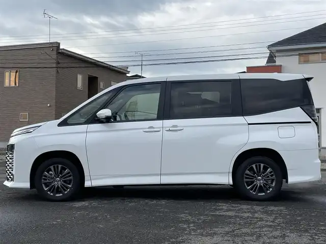 トヨタ ヴォクシー ハイブリッド S－G 道央・札幌 2025(令7)年 1.6万km ホワイトパールクリスタルシャイン ４WD/寒冷地仕様/純正ディスプレイオーディオ（ナビ付）/AM/FM/BT/トヨタセーフティセンス/プリクラッシュセーフティ/横滑り防止装置/レーダークルーズコントロール/レーンキープアシスト/パーキングアシスト/プロアクティブドライビングアシスト/パーキングサポートブレーキ/ロードサインアシスト/クリアランスソナー/バックカメラ/ビルトインETC2.0/EVMODE/DRIVEMODE切替/ワイパーデアイサー/片側パワースライドドア/革巻きステアリング/ステアリングリモコン/電動パーキング/ブレーキホールド/プッシュスタート/スマートキー/LEDヘッドライト/オートライト/オートハイビーム/ヘッドライトレベライザー/電動格納ミラー/ウィンカーミラー/純正フロアマット/レンタカー登録