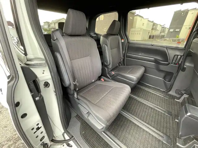 トヨタ ヴォクシー ハイブリッド S－G 道央・札幌 2025(令7)年 1.6万km ホワイトパールクリスタルシャイン ４WD/寒冷地仕様/純正ディスプレイオーディオ（ナビ付）/AM/FM/BT/トヨタセーフティセンス/プリクラッシュセーフティ/横滑り防止装置/レーダークルーズコントロール/レーンキープアシスト/パーキングアシスト/プロアクティブドライビングアシスト/パーキングサポートブレーキ/ロードサインアシスト/クリアランスソナー/バックカメラ/ビルトインETC2.0/EVMODE/DRIVEMODE切替/ワイパーデアイサー/片側パワースライドドア/革巻きステアリング/ステアリングリモコン/電動パーキング/ブレーキホールド/プッシュスタート/スマートキー/LEDヘッドライト/オートライト/オートハイビーム/ヘッドライトレベライザー/電動格納ミラー/ウィンカーミラー/純正フロアマット/レンタカー登録