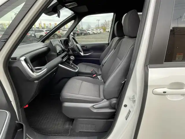 トヨタ ヴォクシー ハイブリッド S－G 道央・札幌 2025(令7)年 1.6万km ホワイトパールクリスタルシャイン ４WD/寒冷地仕様/純正ディスプレイオーディオ（ナビ付）/AM/FM/BT/トヨタセーフティセンス/プリクラッシュセーフティ/横滑り防止装置/レーダークルーズコントロール/レーンキープアシスト/パーキングアシスト/プロアクティブドライビングアシスト/パーキングサポートブレーキ/ロードサインアシスト/クリアランスソナー/バックカメラ/ビルトインETC2.0/EVMODE/DRIVEMODE切替/ワイパーデアイサー/片側パワースライドドア/革巻きステアリング/ステアリングリモコン/電動パーキング/ブレーキホールド/プッシュスタート/スマートキー/LEDヘッドライト/オートライト/オートハイビーム/ヘッドライトレベライザー/電動格納ミラー/ウィンカーミラー/純正フロアマット/レンタカー登録