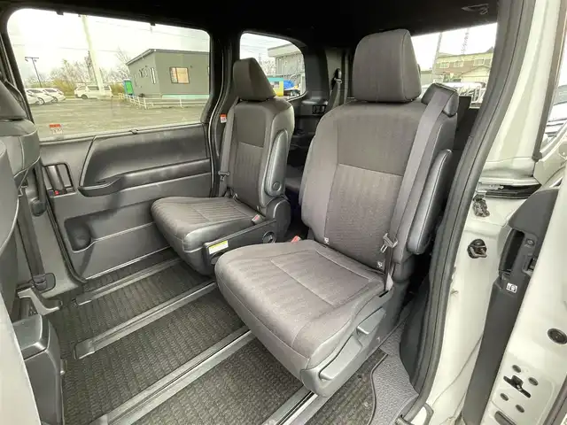 トヨタ ヴォクシー ハイブリッド S－G 道央・札幌 2025(令7)年 1.6万km ホワイトパールクリスタルシャイン ４WD/寒冷地仕様/純正ディスプレイオーディオ（ナビ付）/AM/FM/BT/トヨタセーフティセンス/プリクラッシュセーフティ/横滑り防止装置/レーダークルーズコントロール/レーンキープアシスト/パーキングアシスト/プロアクティブドライビングアシスト/パーキングサポートブレーキ/ロードサインアシスト/クリアランスソナー/バックカメラ/ビルトインETC2.0/EVMODE/DRIVEMODE切替/ワイパーデアイサー/片側パワースライドドア/革巻きステアリング/ステアリングリモコン/電動パーキング/ブレーキホールド/プッシュスタート/スマートキー/LEDヘッドライト/オートライト/オートハイビーム/ヘッドライトレベライザー/電動格納ミラー/ウィンカーミラー/純正フロアマット/レンタカー登録