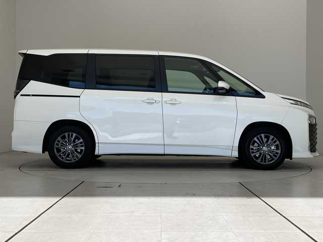 トヨタ ヴォクシー S－G 愛知県 2025(令7)年 1.1万km ホワイトパールクリスタルシャイン 純正10.5型ディスプレイオーディオナビ/両側パワースライドドア/レーダークルーズコントロール/バックカメラ/コーナーセンサー/純正アルミホイール/LEDヘッドライト/オートライト/ドライブレコーダー/ETC/衝突軽減システム/フルセグ/CD DVD/Bluetooth/ステアリングスイッチ/スマートキー/プッシュスタート
