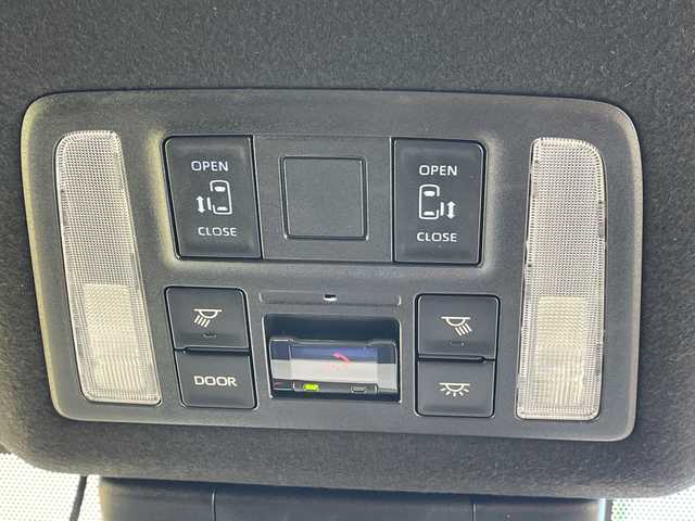 トヨタ ヴォクシー S－G 愛知県 2025(令7)年 1.1万km ホワイトパールクリスタルシャイン 純正10.5型ディスプレイオーディオナビ/両側パワースライドドア/レーダークルーズコントロール/バックカメラ/コーナーセンサー/純正アルミホイール/LEDヘッドライト/オートライト/ドライブレコーダー/ETC/衝突軽減システム/フルセグ/CD DVD/Bluetooth/ステアリングスイッチ/スマートキー/プッシュスタート