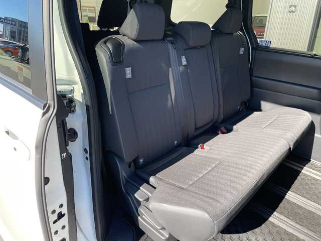 トヨタ ヴォクシー S－G 愛知県 2025(令7)年 1.1万km ホワイトパールクリスタルシャイン 純正10.5型ディスプレイオーディオナビ/両側パワースライドドア/レーダークルーズコントロール/バックカメラ/コーナーセンサー/純正アルミホイール/LEDヘッドライト/オートライト/ドライブレコーダー/ETC/衝突軽減システム/フルセグ/CD DVD/Bluetooth/ステアリングスイッチ/スマートキー/プッシュスタート