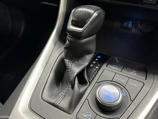 トヨタ ＲＡＶ４ G Zパッケージ 三重県 2020(令2)年 5.3万km アティチュードブラックマイカ ガソリン/フルタイム4WD/MTモード付インパネCVT/純正 9インチナビ NSZT-Y68T/（AM/FM/CD/DVD/TV/SD/SDREC/Bluetooth/USB/HDMI）/バックガイドモニター/モデリスタエアロ（F/S/R下）/ビルトイン ETC/Toyota Safety Sense/・プリクラッシュセーフティ［PCS］/・レーントレーシングアシスト［LTA］/・レーダークルコン/・オートハイビーム［AHB］/・インテリジェント クリアランスソナー（パーキングサポートブレーキ（静止物））/・リヤクロストライフィックオートブレーキ（PKSB（後方接近車両））＋ブラインドスポットモニター［BSM］/など/装備/・ハンズフリーパワーバックドア/・デジタルインナーミラー/・専用合皮シート（ブラック）/・シートヒーター（D/N）/・ステアリングヒーター/・パワーシート（Dメモリー付8way）/・左右独立オートエアコン/・オートライト/・LEDヘッドランプ/・フロントフォグランプ/・ステアリングスイッチ/・純正19inAW/・保/取/マルチ取/・スマートキーx2/など