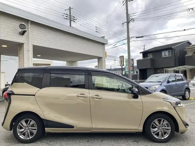 トヨタ シエンタ ハイブリッド G クエロ 兵庫県 2022(令4)年 8.9万km ブラックマイカ/ベージュ 2トーン ワンオーナー/社外9インチメモリーナビ(MDV-M909HDF)/フルセグTV/CD/DVD/Bluetooth/SD/FM/AM/バックカメラ/ETC/前ドライブレコーダー/両側パワースライドドア/プリクラッシュセーフティ/レーンディパーチャーアラート/パーキングサポートブレーキ/オートマチックハイビーム/先行車発進告知/前後クリアランスソナー/クルーズコントロール/ステアリングスイッチ/LEDヘッドライト/フォグランプ/オートライト/D/Nシートヒーター/ステアリングヒーター/プッシュスタート/電格ミラー/ドアバイザー/フロアマット/ISOFIX/スペアキー1本/新車時保証書/取扱説明書