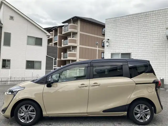 トヨタ シエンタ ハイブリッド G クエロ 兵庫県 2022(令4)年 8.9万km ブラックマイカ/ベージュ 2トーン ワンオーナー/社外9インチメモリーナビ(MDV-M909HDF)/フルセグTV/CD/DVD/Bluetooth/SD/FM/AM/バックカメラ/ETC/前ドライブレコーダー/両側パワースライドドア/プリクラッシュセーフティ/レーンディパーチャーアラート/パーキングサポートブレーキ/オートマチックハイビーム/先行車発進告知/前後クリアランスソナー/クルーズコントロール/ステアリングスイッチ/LEDヘッドライト/フォグランプ/オートライト/D/Nシートヒーター/ステアリングヒーター/プッシュスタート/電格ミラー/ドアバイザー/フロアマット/ISOFIX/スペアキー1本/新車時保証書/取扱説明書