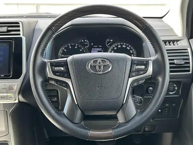 トヨタ ランドクルーザー プラド TX Lパッケージ 山形県 2022(令4)年 2.3万km ブラック ４WD/9インチ純正SDナビ/・フルセグ/CD/AM/FM/Bluetooth/衝突軽減ブレーキ/アダプティブクルーズコントロール/コーナーセンサー/バックカメラ/レーンキープアシスト/盗難防止装置/横滑り防止装置/オートライト/オートマチックハイビーム/LEDライト/フォグランプ/スマートキー/スペアキー/純正19インチアルミホイール/純正フロアマット/ETC/前席エアシート/前席パワーシート