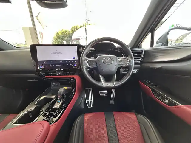レクサス ＮＸ 350h Fスポーツ 埼玉県 2022(令4)年 2.5万km ホワイトノーヴァガラスフレーク パノラマルーフ/純正14インチディスプレイオーディオナビ/フルセグTV/レクサスセーフティシステム/全方位カメラ/赤革シート/デジタルインナーミラー/エアシート/シートヒーター/シートメモリー/前後ドライブレコーダー/三眼LEDヘッドライト/フォグランプ/オートライト/パワーバックドア/置くだけ充電/ハンドルヒーター/ステアリングスイッチ/パドルシフト/ブラインドスポットモニター/ETC2.0/プッシュスタート/スマートキー×2/カードキー/エアバック/新車保証書