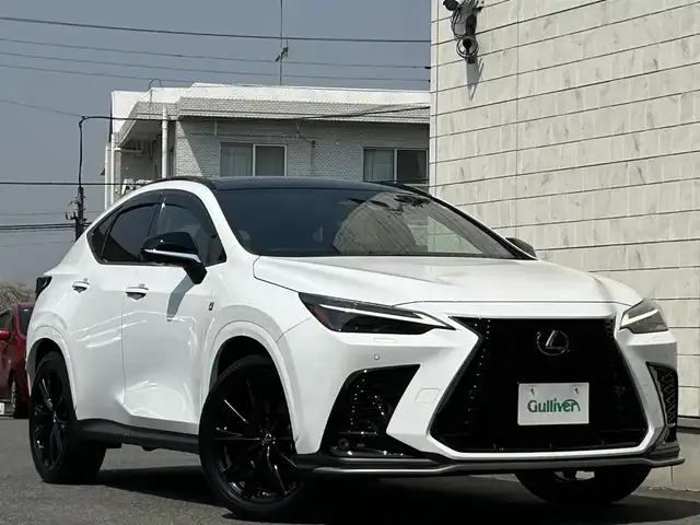 レクサス ＮＸ 350h Fスポーツ 埼玉県 2022(令4)年 2.5万km ホワイトノーヴァガラスフレーク パノラマルーフ/純正14インチディスプレイオーディオナビ/フルセグTV/レクサスセーフティシステム/全方位カメラ/赤革シート/デジタルインナーミラー/エアシート/シートヒーター/シートメモリー/前後ドライブレコーダー/三眼LEDヘッドライト/フォグランプ/オートライト/パワーバックドア/置くだけ充電/ハンドルヒーター/ステアリングスイッチ/パドルシフト/ブラインドスポットモニター/ETC2.0/プッシュスタート/スマートキー×2/カードキー/エアバック/新車保証書
