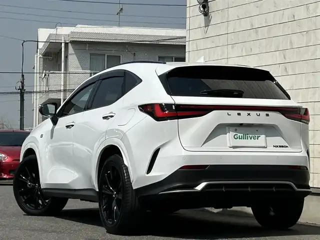 レクサス ＮＸ 350h Fスポーツ 埼玉県 2022(令4)年 2.5万km ホワイトノーヴァガラスフレーク パノラマルーフ/純正14インチディスプレイオーディオナビ/フルセグTV/レクサスセーフティシステム/全方位カメラ/赤革シート/デジタルインナーミラー/エアシート/シートヒーター/シートメモリー/前後ドライブレコーダー/三眼LEDヘッドライト/フォグランプ/オートライト/パワーバックドア/置くだけ充電/ハンドルヒーター/ステアリングスイッチ/パドルシフト/ブラインドスポットモニター/ETC2.0/プッシュスタート/スマートキー×2/カードキー/エアバック/新車保証書