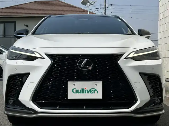 レクサス ＮＸ 350h Fスポーツ 埼玉県 2022(令4)年 2.5万km ホワイトノーヴァガラスフレーク パノラマルーフ/純正14インチディスプレイオーディオナビ/フルセグTV/レクサスセーフティシステム/全方位カメラ/赤革シート/デジタルインナーミラー/エアシート/シートヒーター/シートメモリー/前後ドライブレコーダー/三眼LEDヘッドライト/フォグランプ/オートライト/パワーバックドア/置くだけ充電/ハンドルヒーター/ステアリングスイッチ/パドルシフト/ブラインドスポットモニター/ETC2.0/プッシュスタート/スマートキー×2/カードキー/エアバック/新車保証書