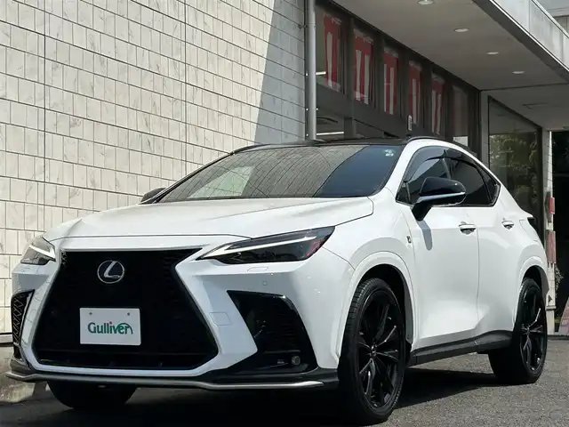 レクサス ＮＸ 350h Fスポーツ 埼玉県 2022(令4)年 2.5万km ホワイトノーヴァガラスフレーク パノラマルーフ/純正14インチディスプレイオーディオナビ/フルセグTV/レクサスセーフティシステム/全方位カメラ/赤革シート/デジタルインナーミラー/エアシート/シートヒーター/シートメモリー/前後ドライブレコーダー/三眼LEDヘッドライト/フォグランプ/オートライト/パワーバックドア/置くだけ充電/ハンドルヒーター/ステアリングスイッチ/パドルシフト/ブラインドスポットモニター/ETC2.0/プッシュスタート/スマートキー×2/カードキー/エアバック/新車保証書
