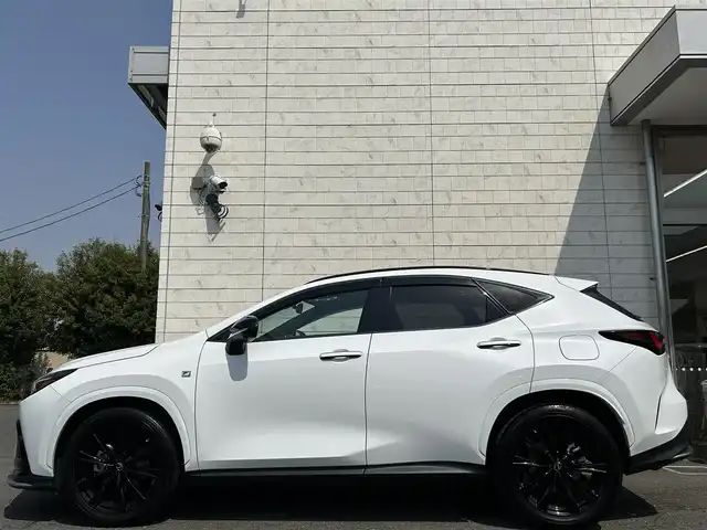 レクサス ＮＸ 350h Fスポーツ 埼玉県 2022(令4)年 2.5万km ホワイトノーヴァガラスフレーク パノラマルーフ/純正14インチディスプレイオーディオナビ/フルセグTV/レクサスセーフティシステム/全方位カメラ/赤革シート/デジタルインナーミラー/エアシート/シートヒーター/シートメモリー/前後ドライブレコーダー/三眼LEDヘッドライト/フォグランプ/オートライト/パワーバックドア/置くだけ充電/ハンドルヒーター/ステアリングスイッチ/パドルシフト/ブラインドスポットモニター/ETC2.0/プッシュスタート/スマートキー×2/カードキー/エアバック/新車保証書