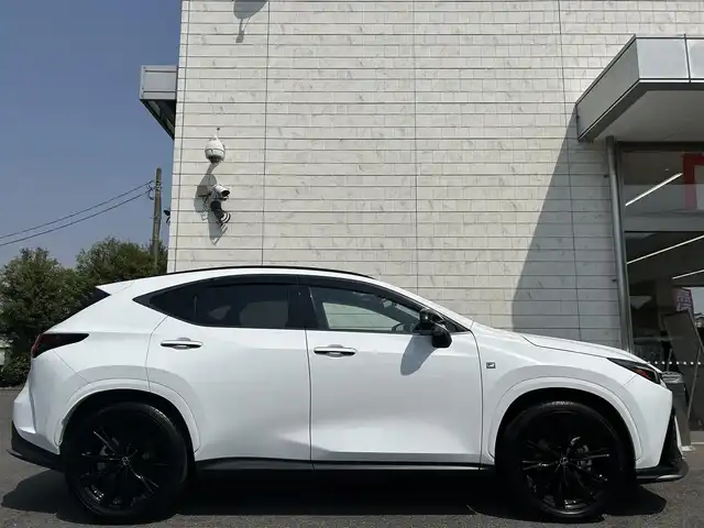レクサス ＮＸ 350h Fスポーツ 埼玉県 2022(令4)年 2.5万km ホワイトノーヴァガラスフレーク パノラマルーフ/純正14インチディスプレイオーディオナビ/フルセグTV/レクサスセーフティシステム/全方位カメラ/赤革シート/デジタルインナーミラー/エアシート/シートヒーター/シートメモリー/前後ドライブレコーダー/三眼LEDヘッドライト/フォグランプ/オートライト/パワーバックドア/置くだけ充電/ハンドルヒーター/ステアリングスイッチ/パドルシフト/ブラインドスポットモニター/ETC2.0/プッシュスタート/スマートキー×2/カードキー/エアバック/新車保証書