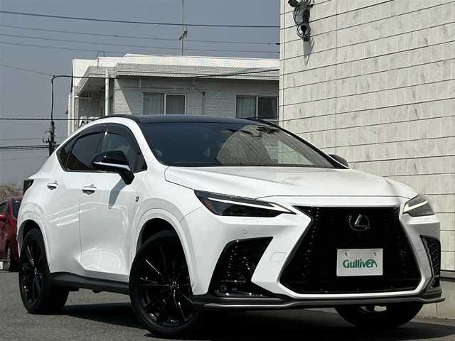 レクサス ＮＸ 350h Fスポーツ 埼玉県 2022(令4)年 2.5万km ホワイトノーヴァガラスフレーク AIS検査済み/パノラマルーフ/純正14インチディスプレイオーディオナビ/フルセグTV/レクサスセーフティシステム/全方位カメラ/赤革シート/デジタルインナーミラー/エアシート/シートヒーター/シートメモリー/前後ドライブレコーダー/三眼LEDヘッドライト/フォグランプ/オートライト/パワーバックドア/置くだけ充電/ハンドルヒーター/ステアリングスイッチ/パドルシフト/ブラインドスポットモニター/ETC2.0/プッシュスタート/スマートキー×2/カードキー/エアバック/新車保証書