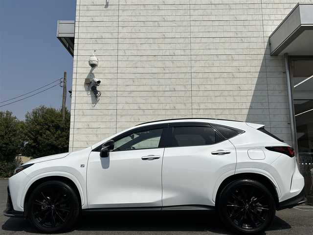レクサス ＮＸ 350h Fスポーツ 埼玉県 2022(令4)年 2.5万km ホワイトノーヴァガラスフレーク AIS検査済み/パノラマルーフ/純正14インチディスプレイオーディオナビ/フルセグTV/レクサスセーフティシステム/全方位カメラ/赤革シート/デジタルインナーミラー/エアシート/シートヒーター/シートメモリー/前後ドライブレコーダー/三眼LEDヘッドライト/フォグランプ/オートライト/パワーバックドア/置くだけ充電/ハンドルヒーター/ステアリングスイッチ/パドルシフト/ブラインドスポットモニター/ETC2.0/プッシュスタート/スマートキー×2/カードキー/エアバック/新車保証書
