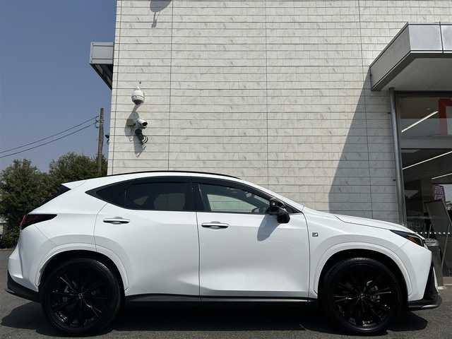 レクサス ＮＸ 350h Fスポーツ 埼玉県 2022(令4)年 2.5万km ホワイトノーヴァガラスフレーク AIS検査済み/パノラマルーフ/純正14インチディスプレイオーディオナビ/フルセグTV/レクサスセーフティシステム/全方位カメラ/赤革シート/デジタルインナーミラー/エアシート/シートヒーター/シートメモリー/前後ドライブレコーダー/三眼LEDヘッドライト/フォグランプ/オートライト/パワーバックドア/置くだけ充電/ハンドルヒーター/ステアリングスイッチ/パドルシフト/ブラインドスポットモニター/ETC2.0/プッシュスタート/スマートキー×2/カードキー/エアバック/新車保証書