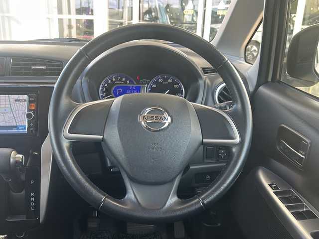 日産 デイズ ハイウェイスター Vセレ +Safty 静岡県 2014(平26)年 5.8万km ホワイトパール 純正ナビ/・アラウンドビューモニター/・Bluetooth/・フルセグTV/・CD/DVD/・USB/主要装備/・プッシュスタート/・ETC車載器/・純正ＡＷ/・社外フロアマット/・キセノンライト/・アイドリングストップ/・ドアバイザー/・インテリジェントキー