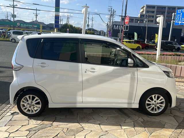 日産 デイズ ハイウェイスター Vセレ +Safty 静岡県 2014(平26)年 5.8万km ホワイトパール 純正ナビ/・アラウンドビューモニター/・Bluetooth/・フルセグTV/・CD/DVD/・USB/主要装備/・プッシュスタート/・ETC車載器/・純正ＡＷ/・社外フロアマット/・キセノンライト/・アイドリングストップ/・ドアバイザー/・インテリジェントキー