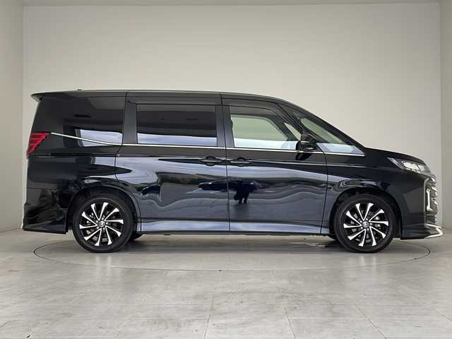 トヨタ ノア S－Z 愛知県 2022(令4)年 2.5万km アティチュードブラックマイカ 衝突軽減システム/純正10.5型ディズプレイオーディオ　ナビあり/モデリスタエアロ/両側パワースライドドア/レーダークルーズコントロール/シートヒーター/フルセグ/ＣＤ/Bluetooth/バックカメラ/電動リアゲート/コーナーセンサー/純正アルミホイール/LEDヘッドライト/オートマチックハイビーム/ドライブレコーダー/ETC2.0/リアオートエアコン/ステアリングスイッチ/スマートキー/プッシュスタート