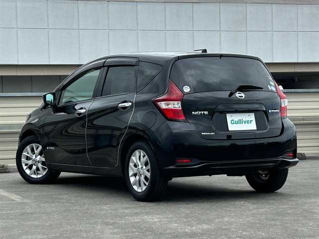 日産 ノート e－パワー メダリスト 静岡県 2018(平30)年 0.7万km スーパーブラック エマージェンシーブレーキ/純正ナビ/ドラレコ/クルコン/全周囲カメラ/車線逸脱警報/純正フロアマット/ＬＥＤヘッド/フォグライト/プッシュスタート/スマートキー/デジタルミラー/純正１５ＡＷ