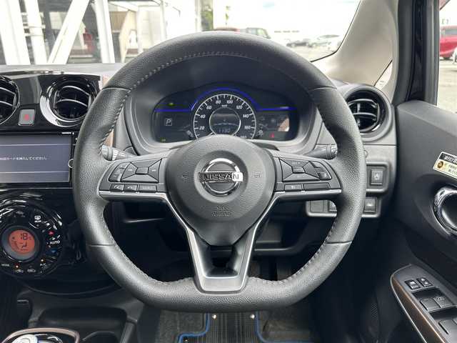 日産 ノート e－パワー メダリスト 静岡県 2018(平30)年 0.7万km スーパーブラック エマージェンシーブレーキ/純正ナビ/ドラレコ/クルコン/全周囲カメラ/車線逸脱警報/純正フロアマット/ＬＥＤヘッド/フォグライト/プッシュスタート/スマートキー/デジタルミラー/純正１５ＡＷ