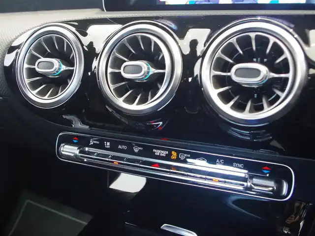 メルセデス・ベンツ ＣＬＡ２００ｄ AMGライン 岐阜県 2020(令2)年 3.4万km シルバー パノラミックスライディングルーフ/レーダーセーフティパッケージ/　アクティブディスタンスアシストディストロニック/　アクティブブレーキアシスト/　PRE-SAFE/　PRE-SAFEプラス/　アクティブブラインドスポットアシスト/　アクティブステアリングアシスト/　アクティブレーンチェンジングアシスト/　アクティブエマージェンシーストップアシスト/AMGライン/　AMGスタイリングパッケージ/　マルチビームLEDヘッドライト/　アダプティブハイビームアシスト/　アンビエントライト/アドバンスドパッケージ/　360°カメラ/　ヘッドアップディスプレイ/　アドバンスドサウンドシステム/MBUXナビ―ションシステム/フルセグTV/Bluetooth/USB