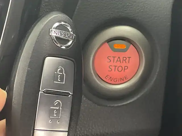 日産 ジューク 15RX Vセレクション 群馬県 2017(平29)年 6.3万km ダークメタルグレー 純正ナビ 全周囲カメラ　衝突被害軽減ブレーキ　純正ビルトインETC アイドリングストップ　レザーステアリング　車線逸脱警報　スマートキー　プッシュスタート　純正17インチアルミホイール　禁煙車